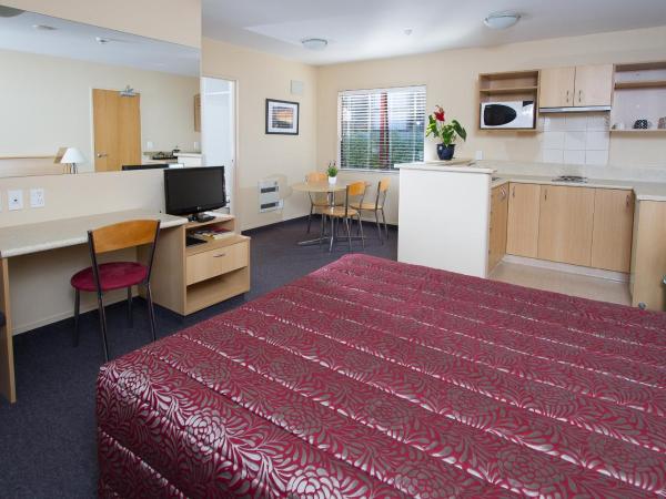 Alhambra Oaks Motor Lodge : photo 2 de la chambre appartement familial