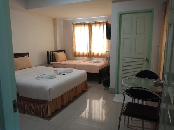 Baanpak Sam Anong : photo 6 de la chambre chambre triple avec salle de bains privative séparée