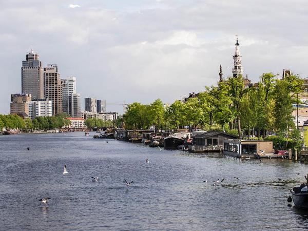 Houseboat Amsterdam - Room with a view : photo 2 de la chambre chambre double deluxe avec salle de bains privative - vue sur rivière
