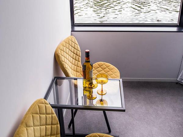 Houseboat Amsterdam - Room with a view : photo 9 de la chambre chambre double deluxe avec salle de bains privative - vue sur rivière