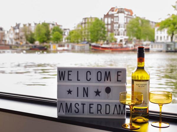 Houseboat Amsterdam - Room with a view : photo 7 de la chambre chambre double deluxe avec salle de bains privative - vue sur rivière