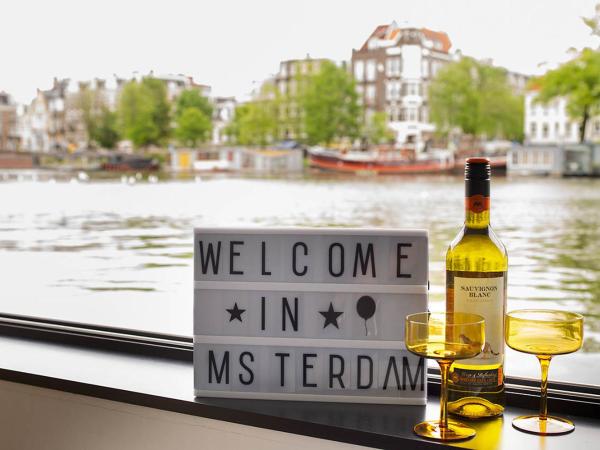 Houseboat Amsterdam - Room with a view : photo 6 de la chambre chambre double deluxe avec salle de bains privative - vue sur rivière