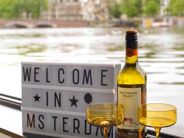 Houseboat Amsterdam - Room with a view : photo 2 de la chambre chambre double deluxe avec salle de bains privative - vue sur rivière