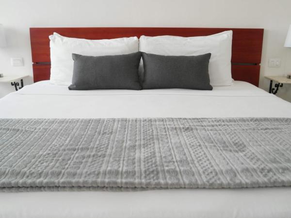 Merida Santiago Hotel Boutique : photo 1 de la chambre suite lit king-size avec terrasse privée - vue sur piscine