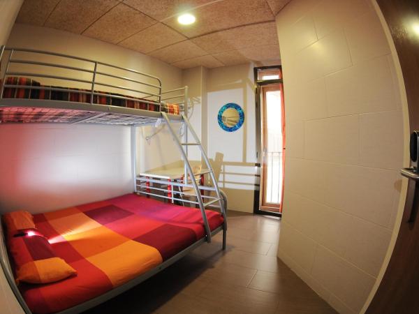 Be Zaragoza Hostel : photo 1 de la chambre chambre familiale avec salle de bains commune (2 adultes + 1 enfant)