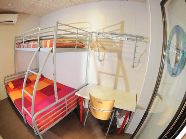 Be Zaragoza Hostel : photo 2 de la chambre chambre familiale avec salle de bains commune (2 adultes + 1 enfant)