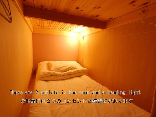 RED HELMET House & Sports Bar Hiroshima : photo 3 de la chambre lit dans un dortoir mixte de 20 lits