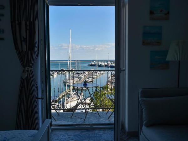 Nereidi Suites : photo 10 de la chambre chambre double deluxe avec balcon - vue sur mer