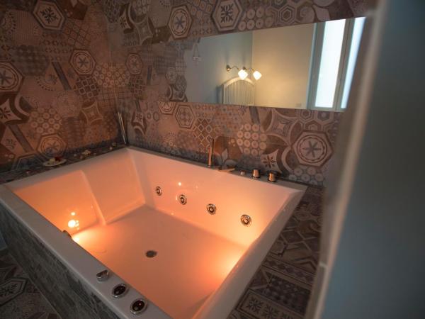 Nereidi Suites : photo 10 de la chambre chambre lit queen-size avec baignoire spa