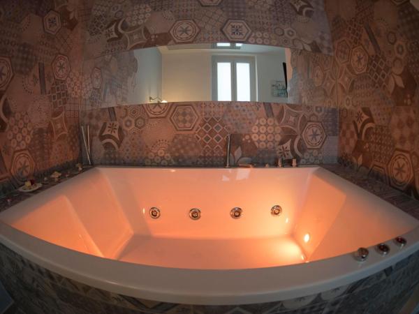Nereidi Suites : photo 3 de la chambre chambre lit queen-size avec baignoire spa