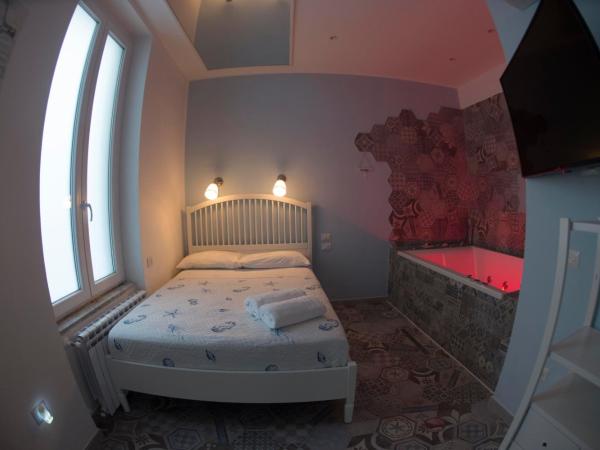Nereidi Suites : photo 2 de la chambre chambre lit queen-size avec baignoire spa