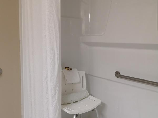 Best Western Plus Red Deer Inn & Suite : photo 1 de la chambre chambre lit queen-size avec douche accessible en fauteuil roulant - accessible aux personnes à mobilité réduite/non-fumeurs