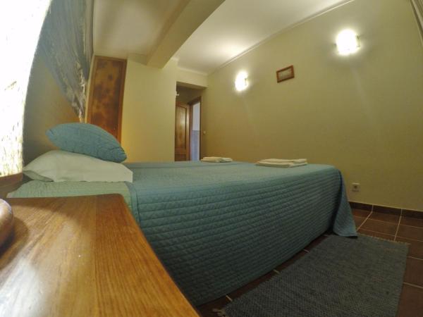 Supertubos Beach Hostel : photo 10 de la chambre chambre lits jumeaux avec salle de bains commune