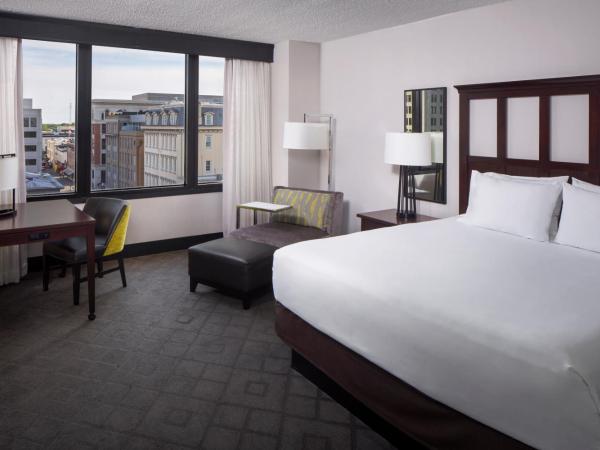 Hyatt Regency Savannah : photo 3 de la chambre chambre lit king-size - vue sur ville