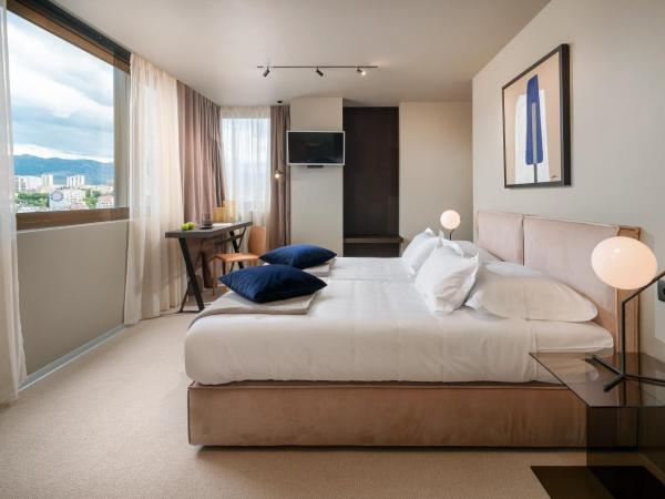 Royal Suites-Sky : photo 1 de la chambre chambre double – vue sur ville