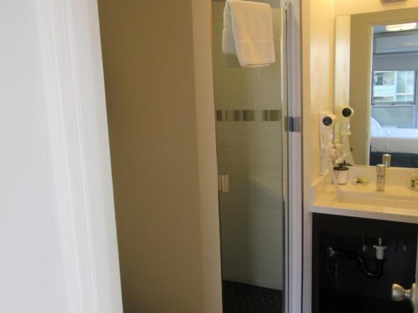 Waikiki Central Hotel - No Resort Fees : photo 1 de la chambre chambre lit queen-size avec balcon