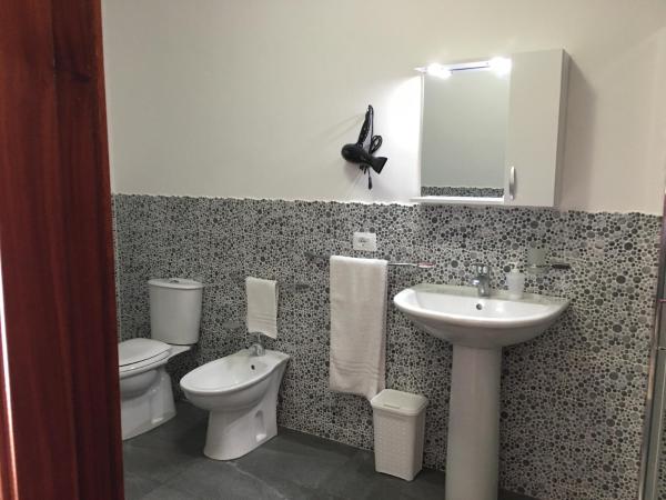 Al Chiaro Di Luna : photo 4 de la chambre chambre double ou lits jumeaux supérieure avec salle de bains privative