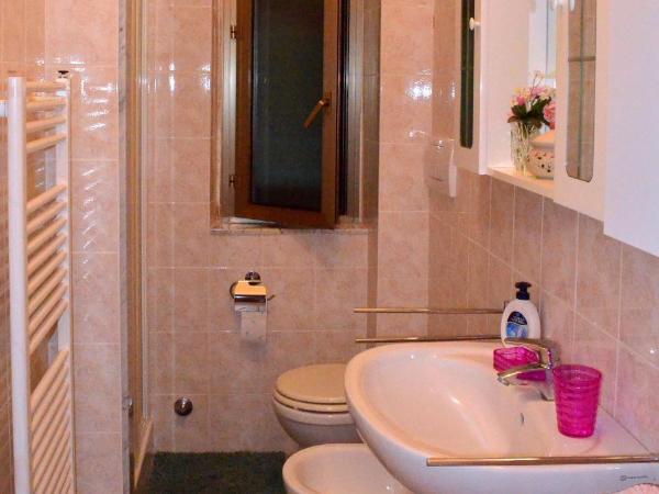 La Casa Delle Rose Room with Air Conditioning : photo 9 de la chambre chambre double - vue sur jardin