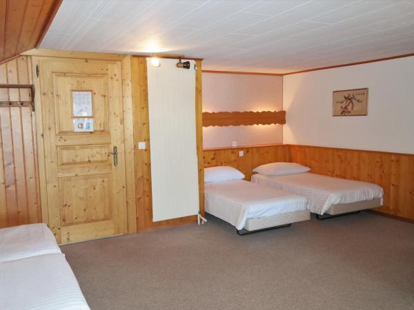 Hôtel Ecureuil Villars : photo 1 de la chambre chambre familiale avec cuisine 