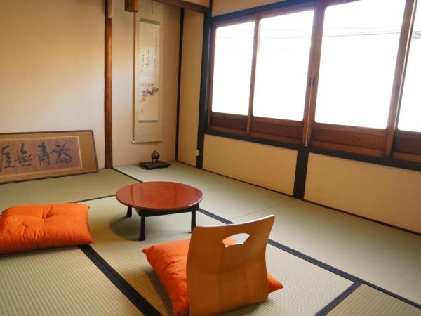 Guesthouse Itoya Kyoto : photo 1 de la chambre chambre triple Économique avec salle de bains commune