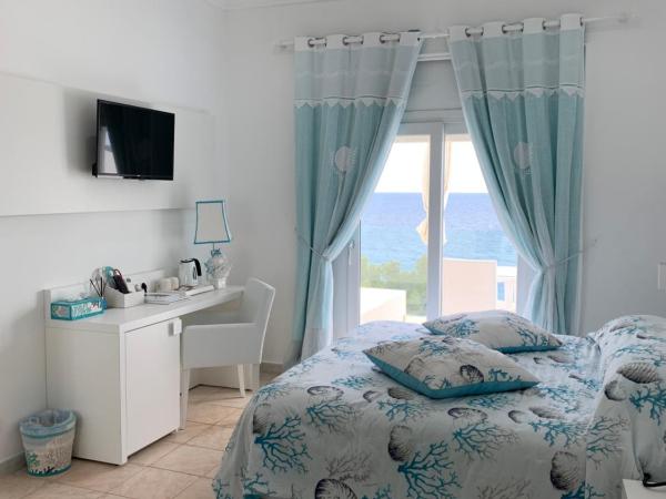 Hotel La Calanque : photo 1 de la chambre chambre double ou lits jumeaux avec terrasse - vue sur mer