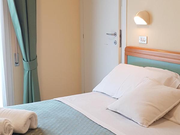 Hotel De La Plage : photo 1 de la chambre chambre double ou lits jumeaux avec balcon