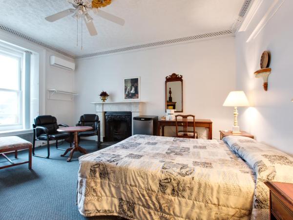 Hotel Le Cavalier Du Moulin : photo 1 de la chambre chambre avec lit queen-size et salle de bains externe privative