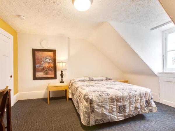 Hotel Le Cavalier Du Moulin : photo 2 de la chambre chambre lit queen-size avec salle de bains commune