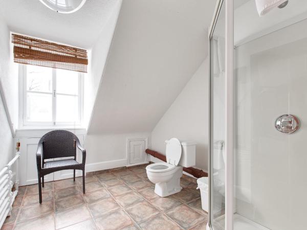 Hotel Le Cavalier Du Moulin : photo 1 de la chambre chambre lit queen-size avec salle de bains commune