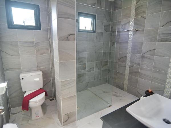 White Flower Lanta : photo 8 de la chambre appartement - vue sur piscine 