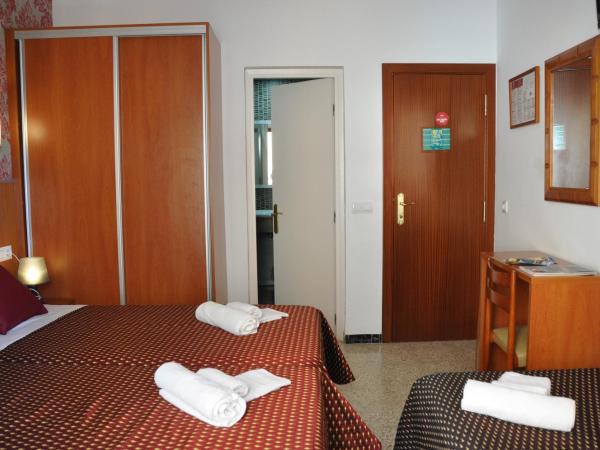 Hostal - Pensión El Amigo : photo 1 de la chambre chambre triple avec balcon