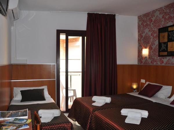 Hostal - Pensión El Amigo : photo 3 de la chambre chambre triple avec balcon