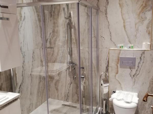 White Garden Hotel-Adult Only : photo 3 de la chambre chambre triple - vue sur jardin