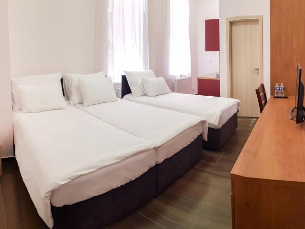 Apartment De Luna : photo 3 de la chambre chambre triple avec salle de bains