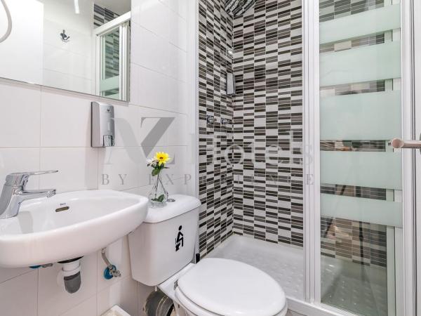 AYZ Sierra de Meira - Auto check-in property : photo 10 de la chambre chambre double avec salle de bains privative