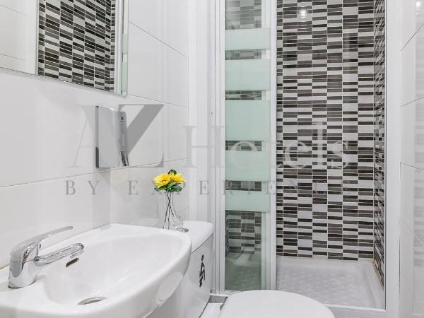 AYZ Sierra de Meira - Auto check-in property : photo 2 de la chambre chambre double avec salle de bains commune