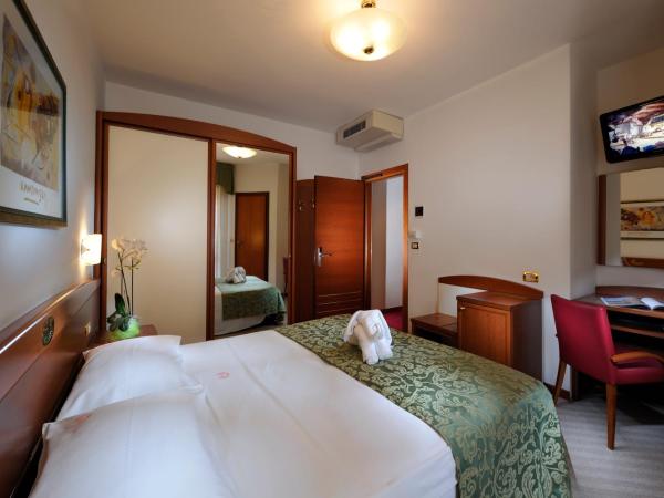 Hotel Eden : photo 4 de la chambre chambre familiale (2 adultes et 2 enfants)