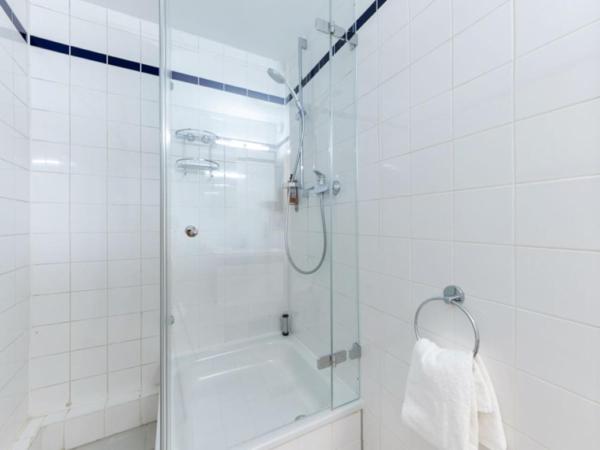 centerroom München City : photo 8 de la chambre appartement avec 3 lits et cuisine