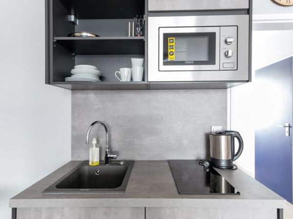 centerroom München City : photo 9 de la chambre appartement avec 3 lits et cuisine