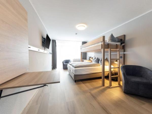 centerroom München City : photo 2 de la chambre appartement avec 3 lits et cuisine