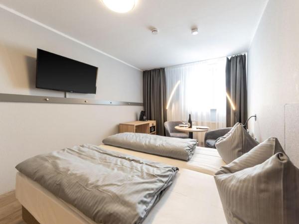 centerroom München City : photo 3 de la chambre appartement avec 3 lits et cuisine