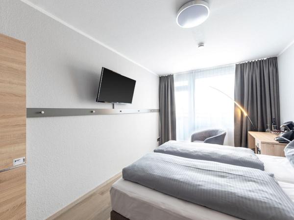 centerroom München City : photo 4 de la chambre chambre double avec balcon et cuisine