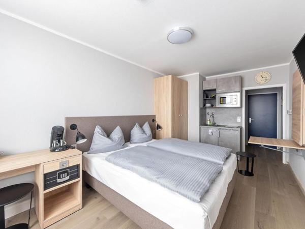 centerroom München City : photo 1 de la chambre chambre double avec balcon et cuisine