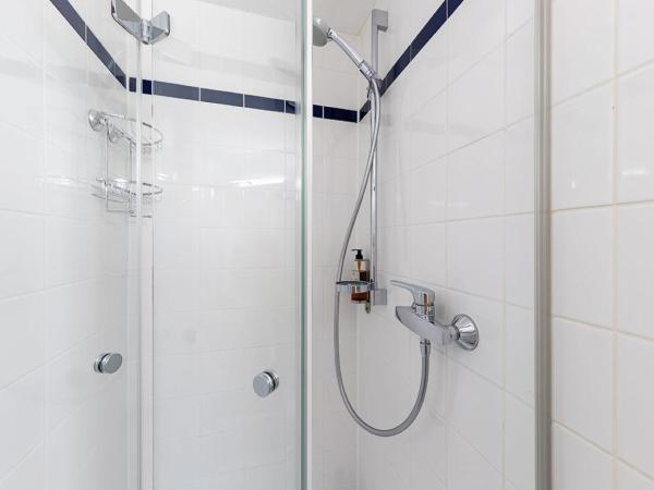 centerroom München City : photo 8 de la chambre chambre double avec balcon et cuisine