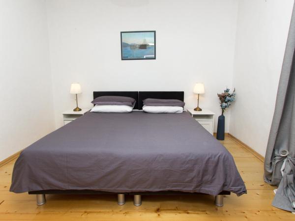 Apartments and Rooms Ille : photo 8 de la chambre chambre double ou lits jumeaux avec salle de bains privative