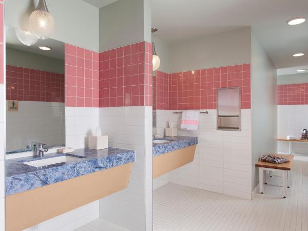 East Austin Hotel : photo 3 de la chambre chambre lit queen-size - salle de bains extérieure