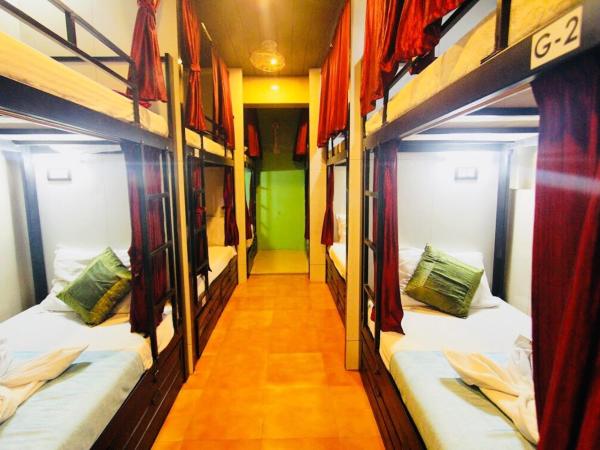 Town Hostel Mumbai - AC Dormitory : photo 1 de la chambre lit simple dans dortoir pour hommes