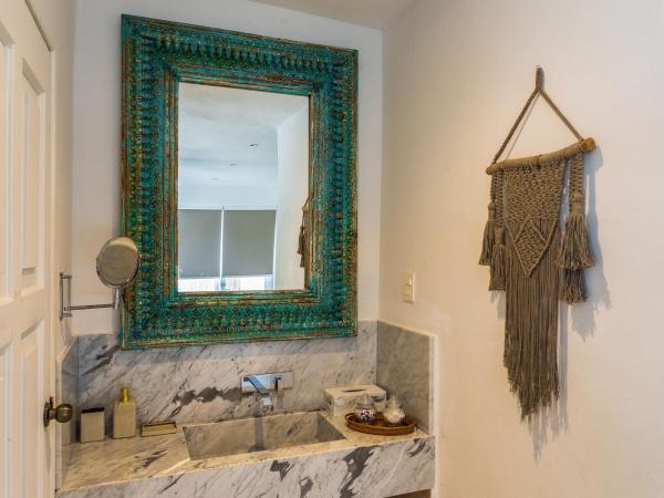 Lotus Beach Hotel - Adults Only : photo 8 de la chambre suite avec bain à remous - vue partielle sur océan