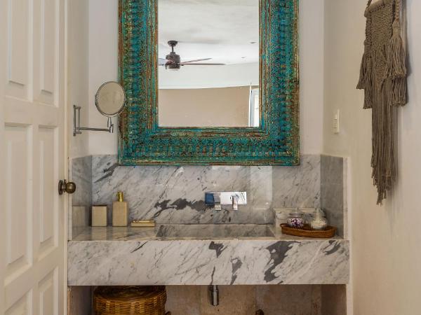 Lotus Beach Hotel - Adults Only : photo 9 de la chambre suite avec bain à remous - vue partielle sur océan