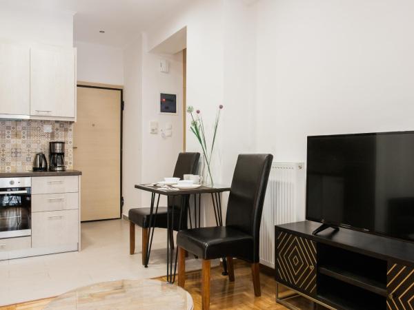 Nicholas Point Apartments and Rooms : photo 8 de la chambre appartement avec balcon